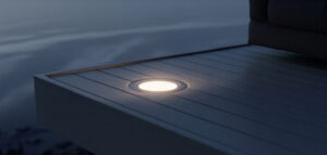 Infälld belysning i trallen skapar kontraster och markerar kanter.