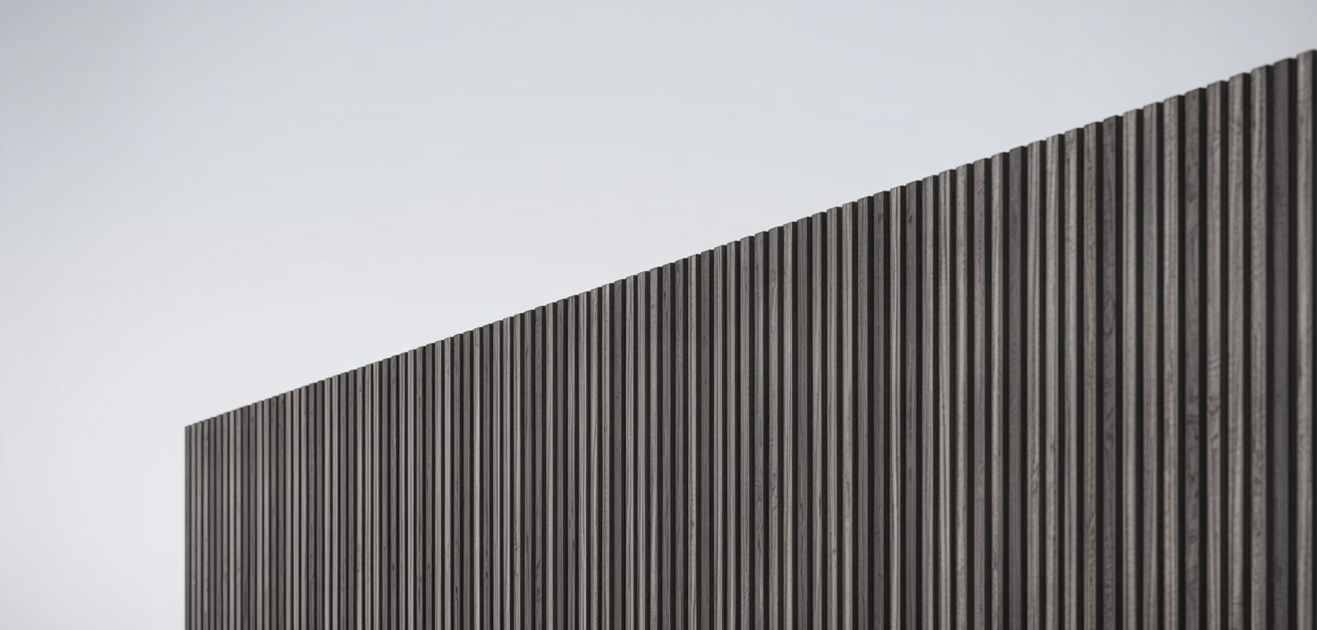 Realistiskt foto av en modern altan med spaljé, som ger ett mjukt ljusinsläpp och skapar en lugn atmosfär.