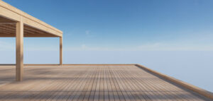 Nyrenoverad altan i solsken, med rena linjer och minimal design.