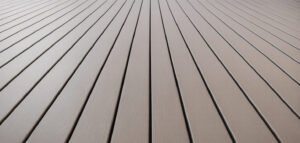 Rent komposit-trall med ljusa plankor i solljus.