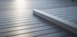 Fotorealistiskt foto av en silvergrå trätrall efter regn, med solljus.